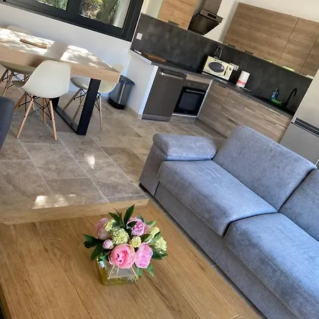 Joli Independant Style Maisonnette Cogolin